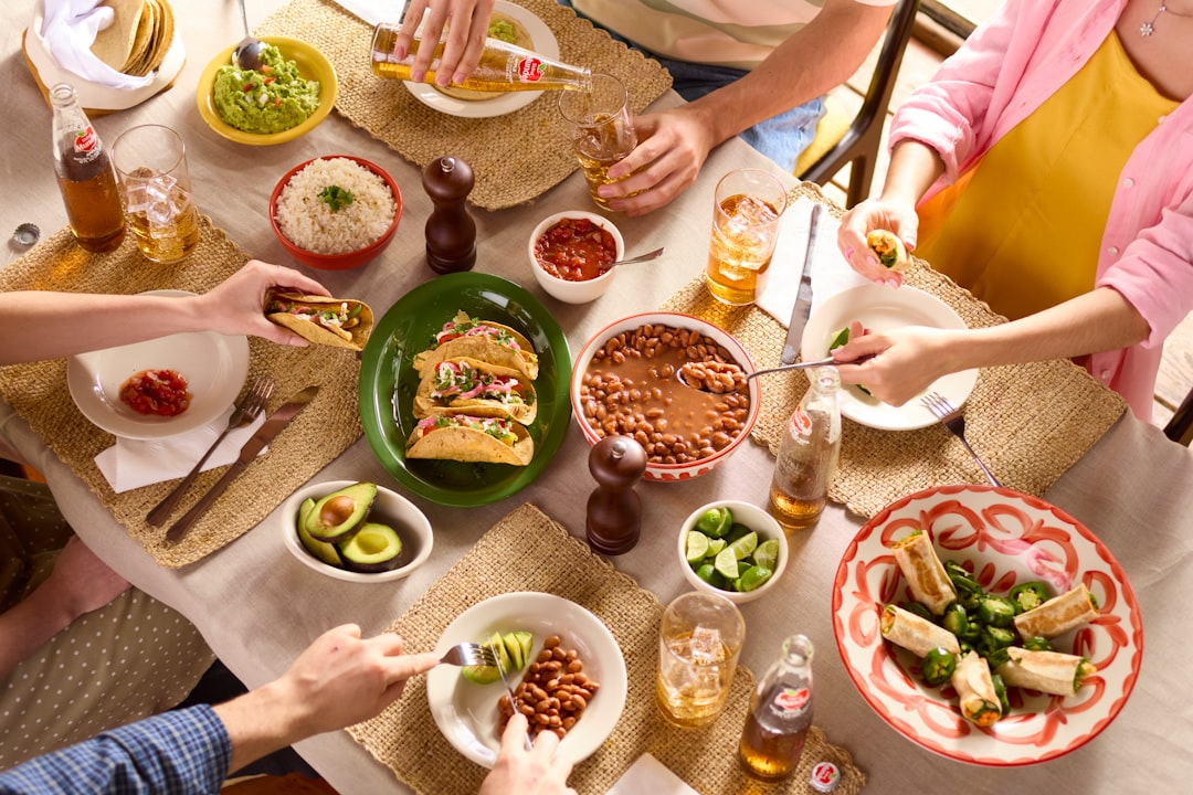 family_dinner_table