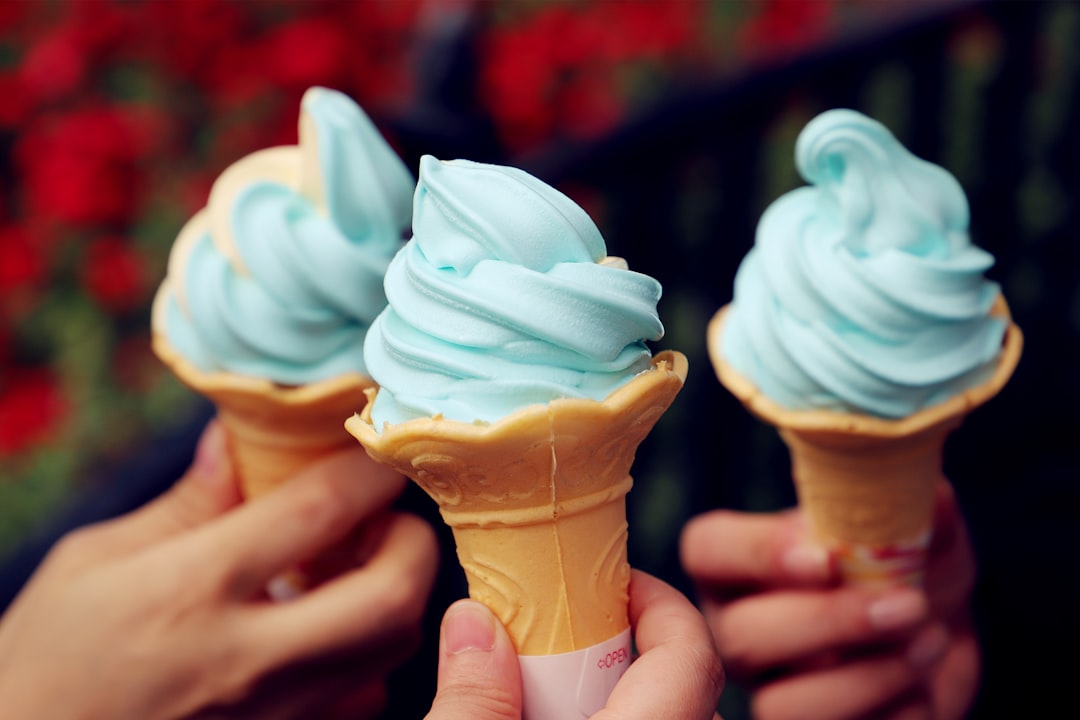 ice_cream_cone_hand